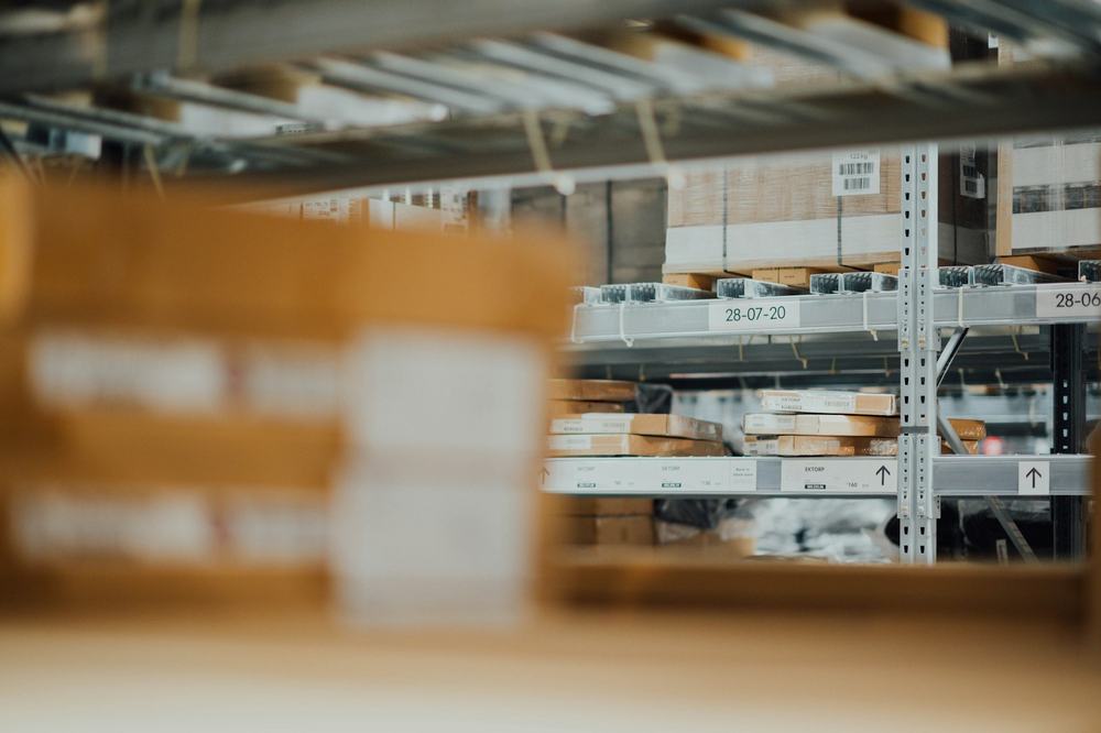 倉庫のスチールラックに並ぶ商品